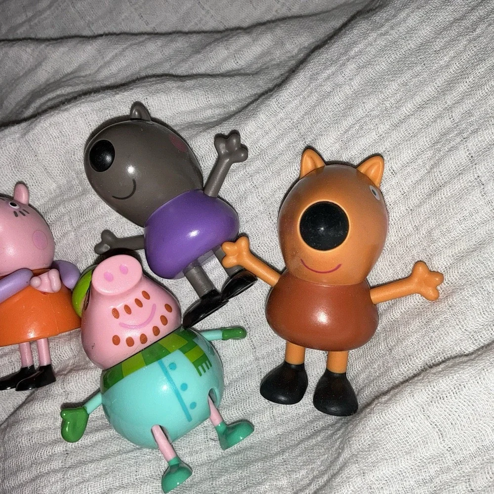 Peppa Pig Peppa's Family of Five Baby Evie in Carrier Exclusive Figures Dad Mom
